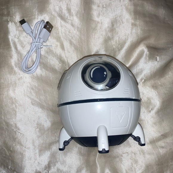 NEW Humidifier - spaceship and spaceman design - Picture 4 of 15